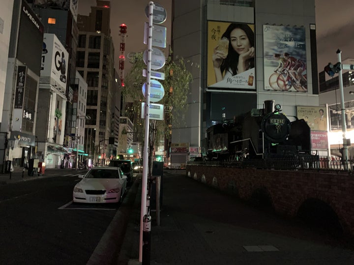 地震の影響で停電した新橋駅前=3月17日、東京都港区