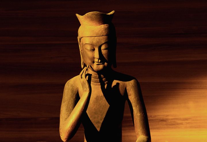 広隆寺の弥勒菩薩半跏像。初代ウルトラマンとのデザインの共通点が指摘されている