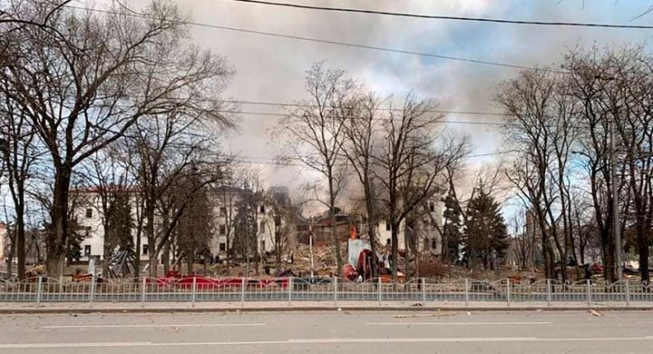 完全に破壊された「ドネツク学術地域演劇劇場」 (Donetsk Regional Civil-Military Administration Council via AP)