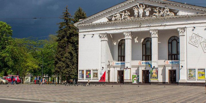 破壊される前のドネツク学術地域演劇劇場（マリウポリ市の公式観光サイトより）