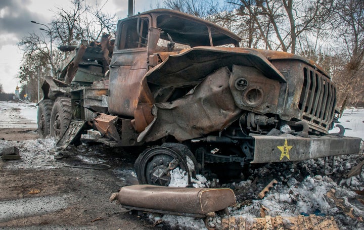 Un vehículo militar dañado en Járkiv, Ucrania.
