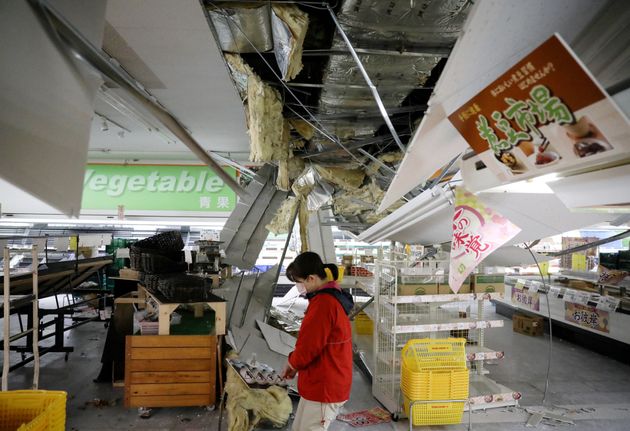 地震の影響で落下したスーパーマーケットの天井