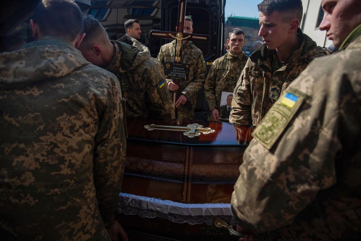 Un grupo de soldados traslada el féretro de uno de sus compañeros, muerto en el ataque a la base de Yavoriv, cerca de Leópolis, el 13 de marzo pasado.