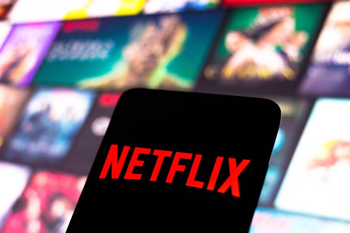 Móvil con un logo de Netflix.