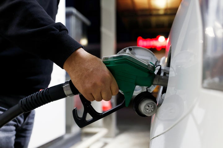 El precio de los carburantes se dispara durante la crisis en Ucrania.