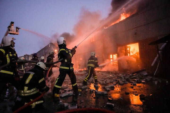 Un grupo de bomberos trata de apagar un fuego tras un bombardeo en Kiev, en la noche de ayer.