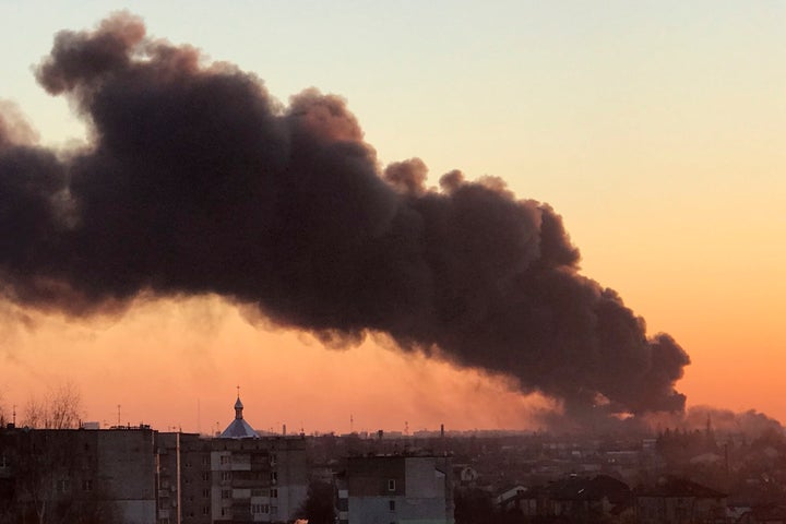 Nube de humo tras un ataque ruso contra el casco urbano de Leópolis (Lviv), el pasado viernes por la mañana.