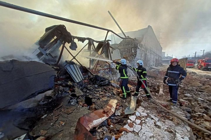 Bomberos ucranianos apagan un incendio en los escombros de un edificio bombardeado por el ejército ruso.