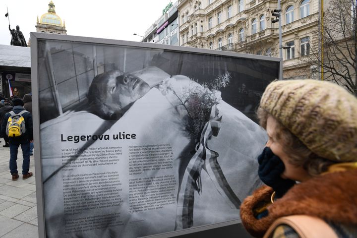 (Ιανουάριος 2019 Έκθεση φωτογραφίας για το φοιτητικό κίνημα της Τσεχοσλοβακίας) Μια γυναίκα κλαίει μπροστά από τη φωτογραφία του νεκρού Γιαν Πάλαχ.