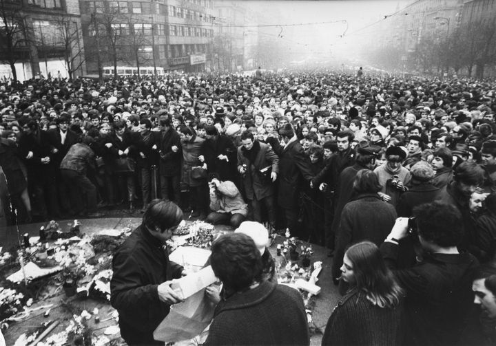 Πράγα 1969 Δεκάδες χιλιάδες πολίτες συγκεντρώθηκαν για να τιμήσουν τη θυσία του Γιαν Πάλαχ.