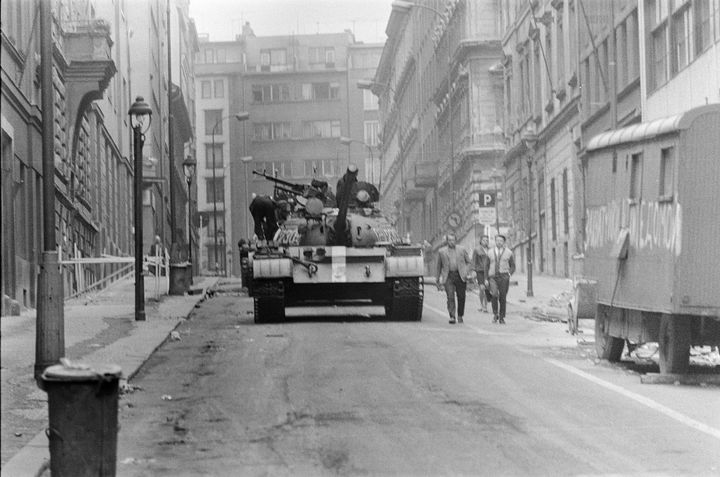 Αύγουστος του 1968. Το τέλος της Άνοιξης της Πράγας με την εισβολή των ρωσικών τανκς στη Τσεχοσλοβακία.