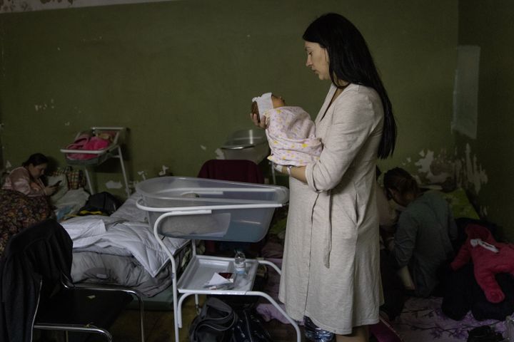 Κίεβο 2 Μαρτίου 2022 - Μια μητέρα κρατά το νεογέννητο μωρό της μέσα στο καταφύγιο για να προστατευθεί από τους βομβαρδισμούς των Ρώσων. 