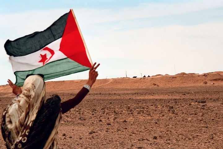 Una mujer sujeta la bandera de Sáhara Occidental