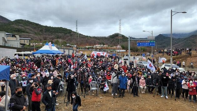18일 대구시 달성군 유가읍 쌍계리 박근혜 전 대통령 집 앞에서 박 전 대통령 귀향을 환영하는 행사가 열렸다. 김규현