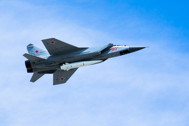 Un avion de chasse russe, MiG-31K, photographié avec un missile KH-47M2 Kinjal le 9 mai 2018....