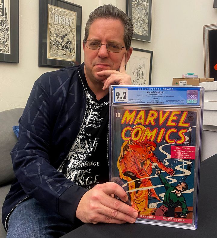 Ο ιδιοκτήτης της ComicConnect, Στίβεν Φίσερ με το Marvel Comics #1 “pay copy”, που πωλήθηκε έναντι 2.4 εκατομμυρίων δολαρίων.