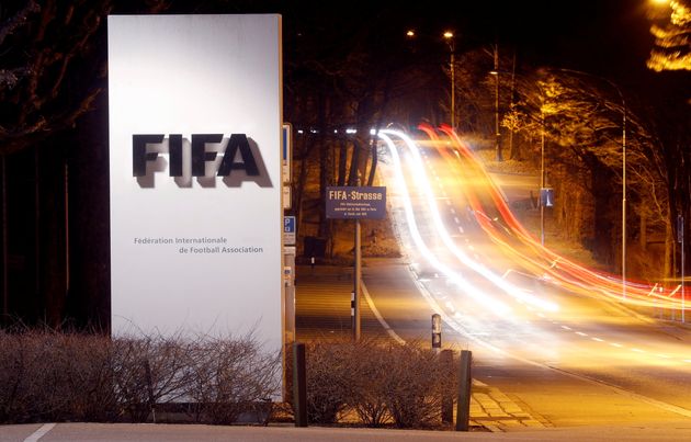 La Fifa débloque un million de dollars pour aider les Ukrainiens (Logo de la Fifa près...