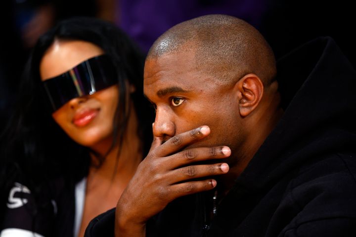 Ο Κάνιε Γουέστ με την σύντροφο του Τσέινι Τζόουνς στο Staples Center του Λος Άντζελες, ενώ παρακολουθούν αγώνα μπάσκετ, ανάμεσα στους Λέικερς και τους Γουίζαρντς.