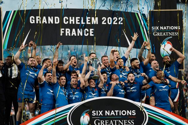 Le XV de France soulevant le trophée du Tournoi des Six Nations, au Stade de France, le 19 mars