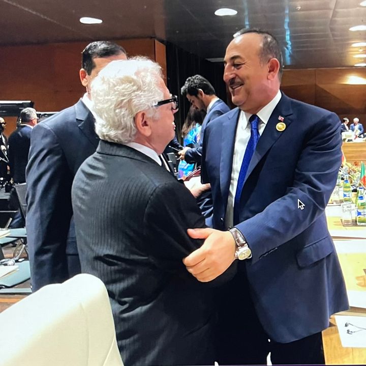 Στη φωτογραφία ο κ. Κανέλλος εκπροσωπώντας την Ελλάδα στο Μπακού μαζί με τον Τούρκο ΥΠΕΞ κ. Τσαβούσογλου σε διεθνές συνέδριο στο Μπακού το 2019