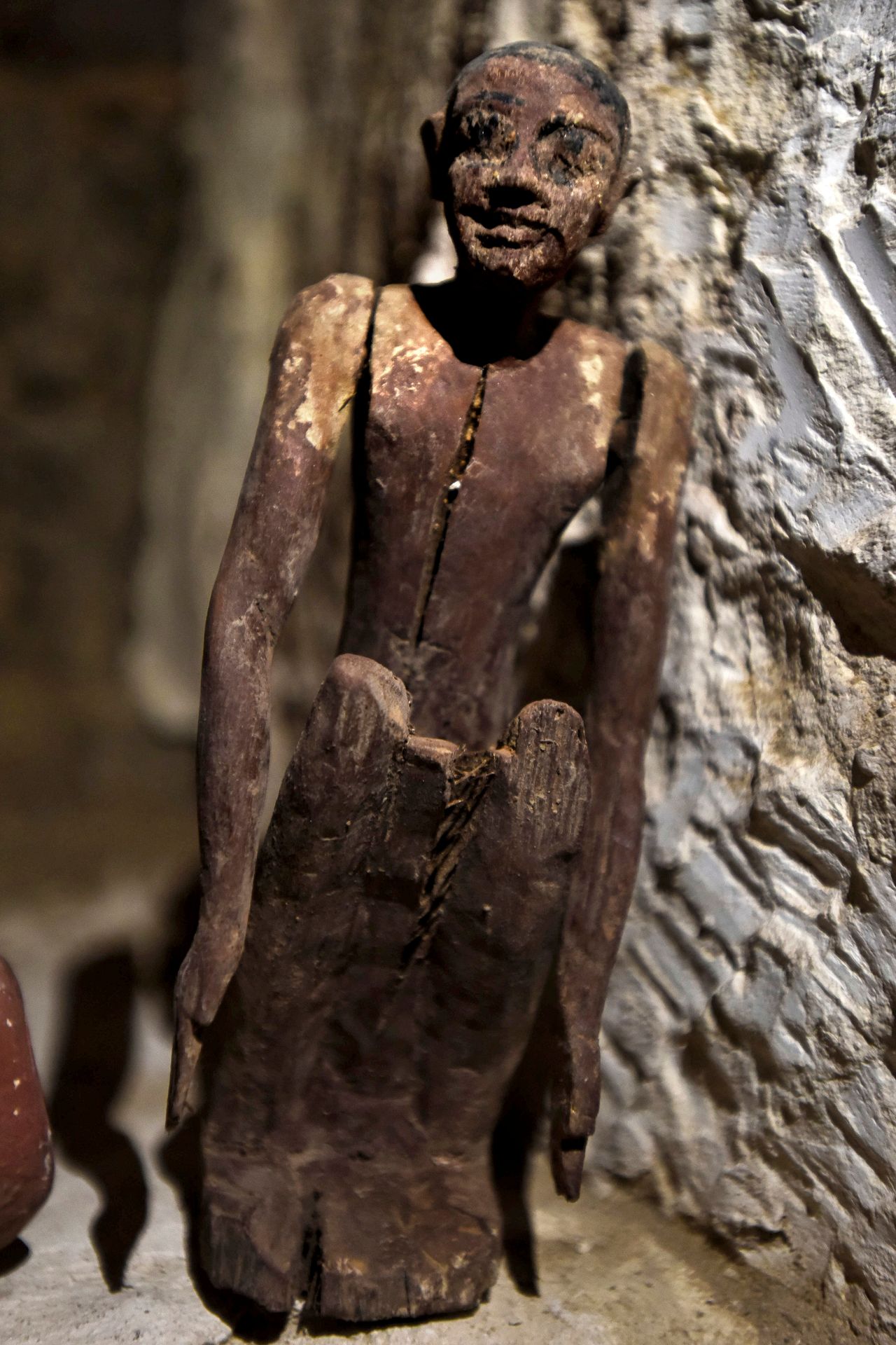 Ξύλινο αγαλματίδιο που ανακαλύφθηκε στον τάφο ενός άνδρα με το όνομα Χενού κοντά στην διάσημη Πυραμίδα του Φαραώ Ζοζέρ.