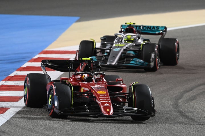 Carlos Sainz, delante de Hamilton, en el GP de Baréin.