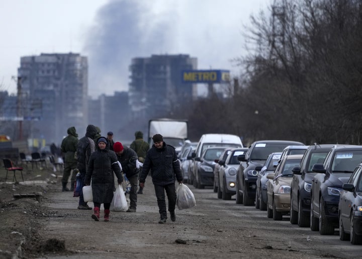 Ciudadanos salen de Mariupol por el corredor humanitario.