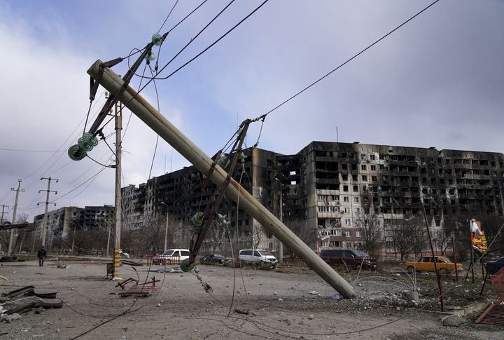 Μαριούπολη 20 Μαρτίου 2022: Συντρίμμια από βομβαρδισμένα κτίρια και χιλιάδες εγκλωβισμένοι πολίτες - άμαχοι σε μία πόλη που πολιορκούν ρωσικές δυνάμεις, βομβαρδίζοντας ανελέητα. (Photo by Stringer/Anadolu Agency via Getty Images)