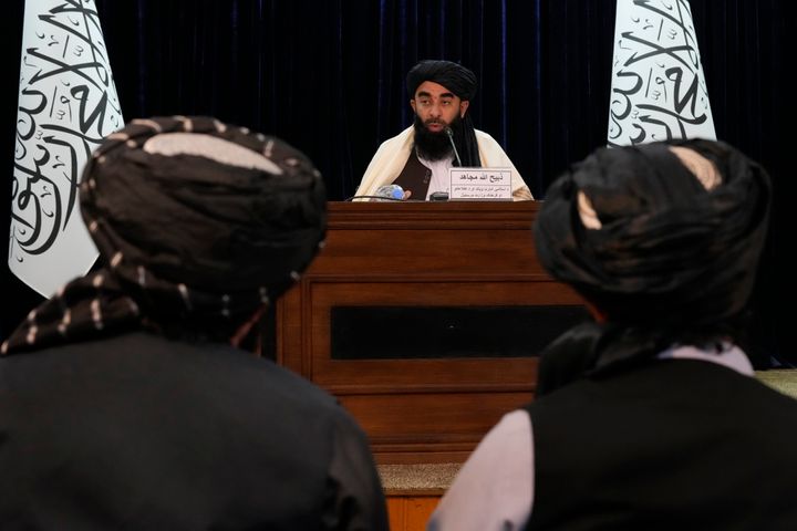 Ο Ζαμπιουλάχ Μουτζάχιντ, ο εκπρόσωπος της κυβέρνησης των Ταλιμπάν, δίνει συνέντευξη Τύπου στην Καμπούλ του Αφγανιστάν, την Κυριακή, 27 Φεβρουαρίου 2022. Ο Μουτζαχίντ είπε ότι οι δυνάμεις των Ταλιμπάν έχουν συλλάβει δεκάδες εγκληματίες, απαγωγείς και λαθρεμπόρους σε επιχειρήσεις στην πρωτεύουσα Καμπούλ και καλωσόρισαν έναν πρόσφατη απόφαση των ΗΠΑ να χαλαρώσουν τους περιορισμούς στις αφγανικές τράπεζες.
