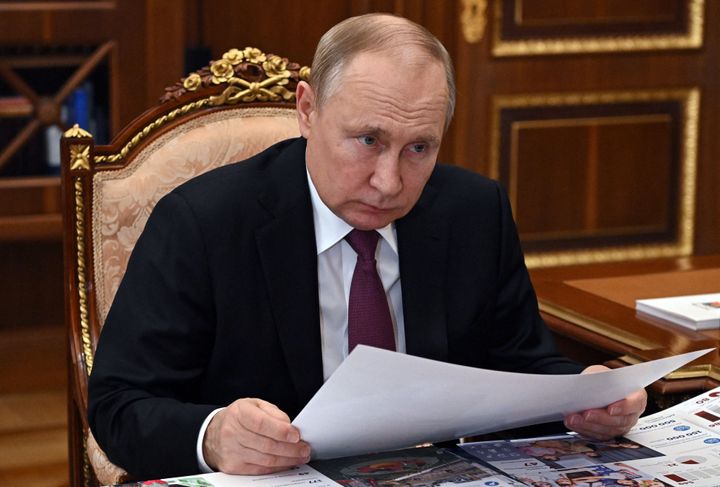 Putin estudia unos datos en su despacho