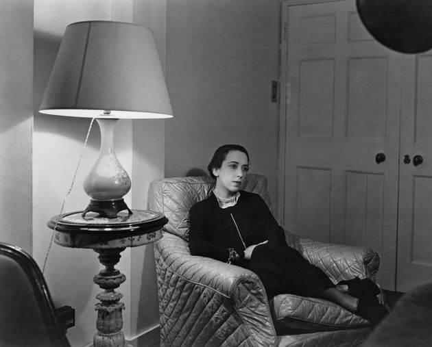 Η ιταλίδα σχεδιάστρια Ελσα Σκιαπαρέλι (1890 - 1973) σε φωτογράφηση τον Μάρτιο του 1936. 