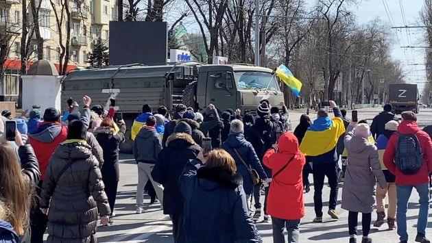 Photographie d'une précédente manifestation d'Ukrainiens à Kherson, le 20 mars 2022,...