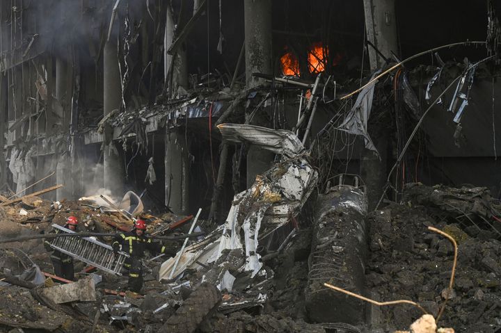 El centro comercial de Kiev destrozado por el bombardeo ruso este lunes