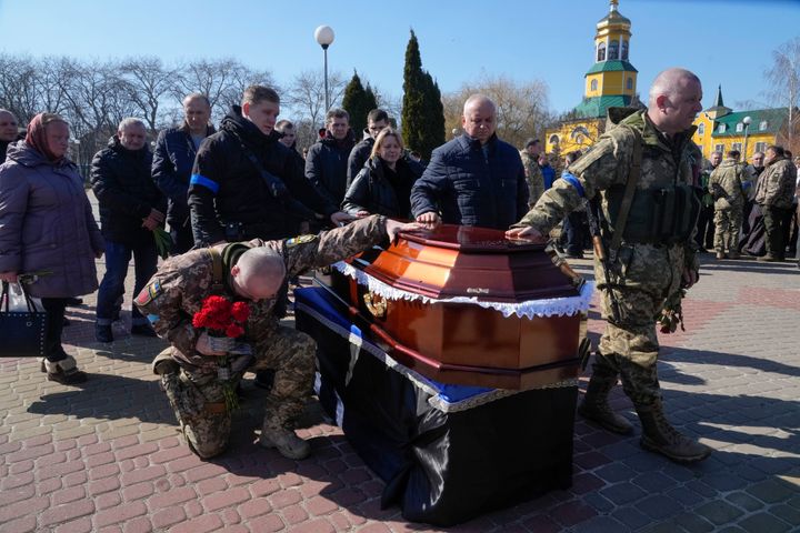 Ουκρανοί στρατιώτες αποτίουν τον τελευταίο φόρο τιμής στον συνταγματάρχη Βαλέρι Γκουντς που σκοτώθηκε σε μια μάχη κατά των Ρώσων εισβολέων, σε ένα νεκροταφείο στο Μπόρισπιλ κοντά στο Κίεβο, Τρίτη, 15 Μαρτίου 2022. (AP Photo/Efrem Lukatsky)