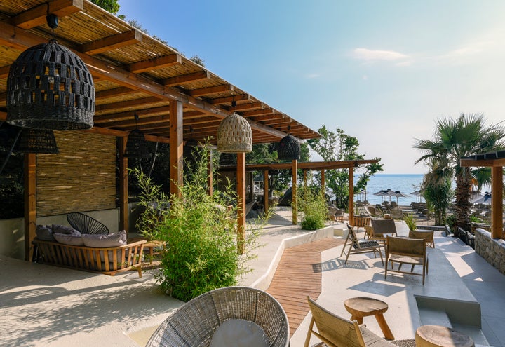 Akti Oneirou Bungalows & Manassu Beach Bar Restaurant