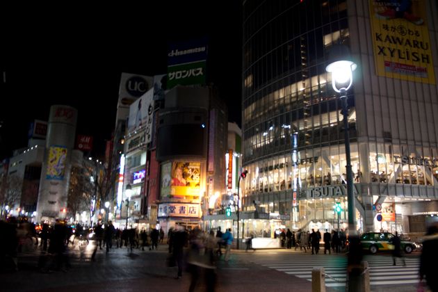 東京電力への節電協力で電飾看板などが消灯された渋谷のスクランブル交差点付近（東京・渋谷区、2011年3月16日）