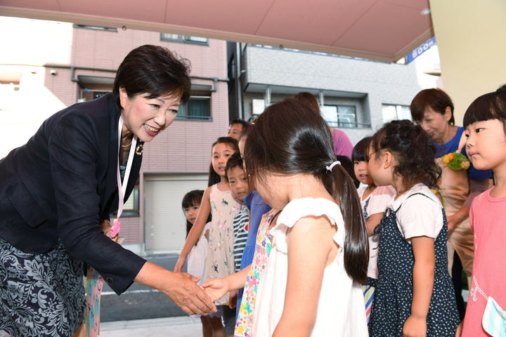 保育所を視察する小池百合子都知事（左）、2016年撮影