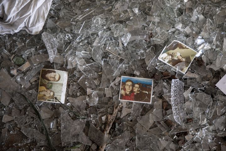 Οικογενειακές φωτογραφίες σε κατεστραμμένο από βομβαρδισμό διαμέρισμα σ το Κίεβο (21/3/2022)