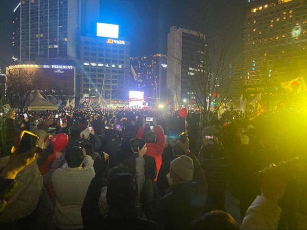 投開票日前日の3月8日、ソウル中心部に集まった尹錫悦氏の支持者ら。吉野太一郎撮影