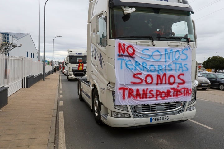 Una caravana de unos 50 camiones y vehículos de transporte participa en protesta por la situación que esta atravesando el sector.