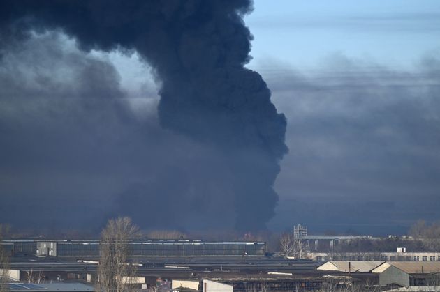 ロシアの軍事侵攻を受け、軍用飛行場から立ち上る黒い煙＝2022年2月24日、ウクライナ・チュグエフ