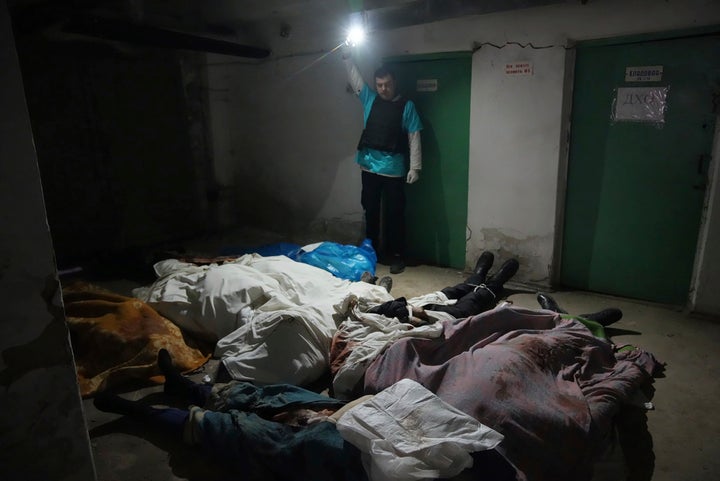 Un policía muestra los cuerpos de varios fallecidos en un bombardeo contra el hospital número 3 de Mariupol, el pasado 15 de marzo.