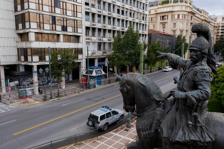 Αγαλμα του Θεόδωρου Κολοκοτρώνη στην Σταδίου. Πίσω του η πρώτη Βουλή των Ελλήνων