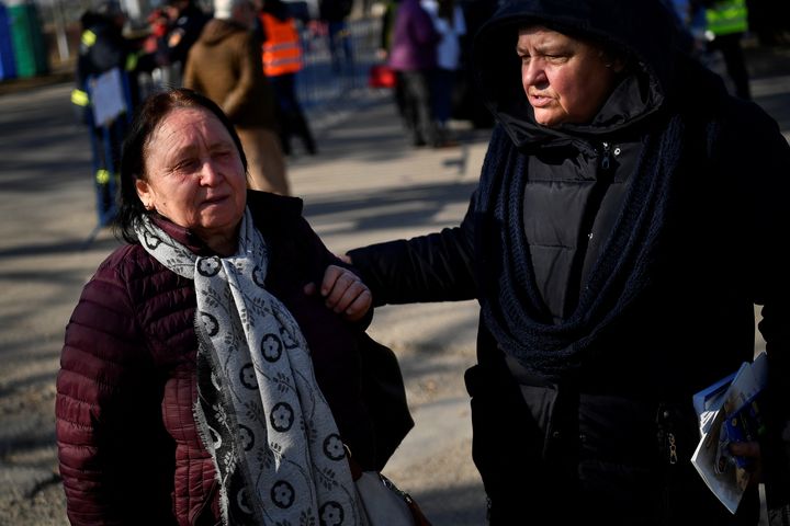 Μια καλόγρια παρηγορεί μια γυναίκα μετά τη φυγή της από την Ουκρανία στο συνοριακό πέρασμα Σιρέτ της Ρουμανίας, 21 Μαρτίου 2022.