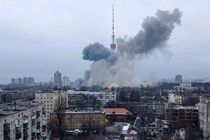 ロシア軍の攻撃を受けて煙に包まれるテレビ塔＝2022年3月1日、ウクライナ・キエフ（ウクライナ内務省のフェイスブックから）