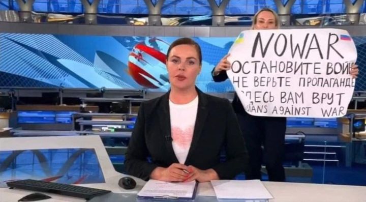 ロシア政府系テレビのニュース番組で「戦争反対」のメッセージを掲げる女性スタッフ＝2022年3月15日