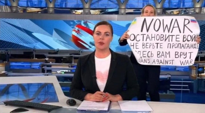 ロシア政府系テレビのニュース番組で「戦争反対」のメッセージを掲げる女性スタッフ＝2022年3月15日