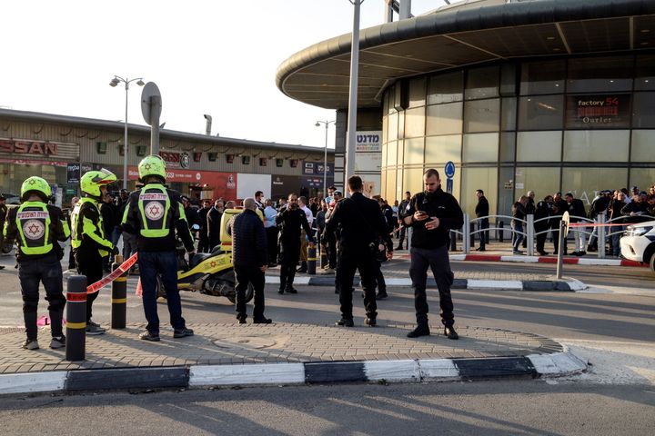 Ισραηλινές δυνάμεις ασφαλείας και διάσωσης στον τόπο της επίθεσης κατά την οποία άνθρωποι σκοτώθηκαν κοντά σε εμπορικό κέντρο στην στην πόλη Μπερ Σεβά του Ισραήλ, 22 Μαρτίου 2022.