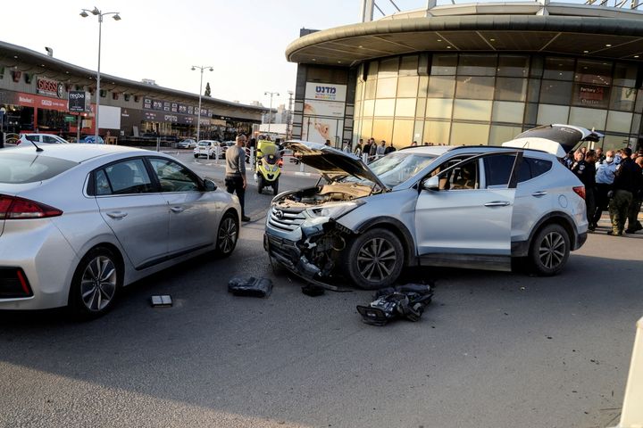 Τα συντρίμμια ενός αυτοκινήτου, που χρησιμοποίησε ένας Άραβας δράστης σε επίθεση με εμβολισμό και μαχαίρι που σκότωσε τέσσερα άτομα σε βενζινάδικο και εμπορικό κέντρο στην πόλη Beersheba του νότιου Ισραήλ, βρίσκονται σε μια διασταύρωση αφού έπεσε πάνω σε άλλο όχημα.