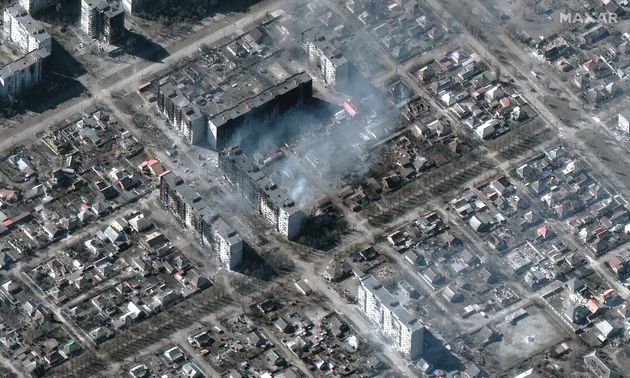 Une image satellite Maxar montrant des immeubles résidentiels brûlant à Marioupol,...